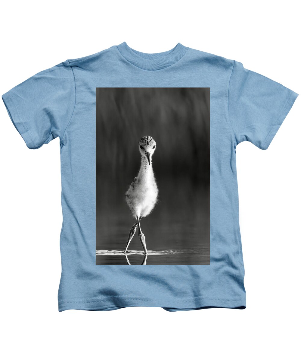 Curious Young Bird Standing in Water - Kids T-Shirt