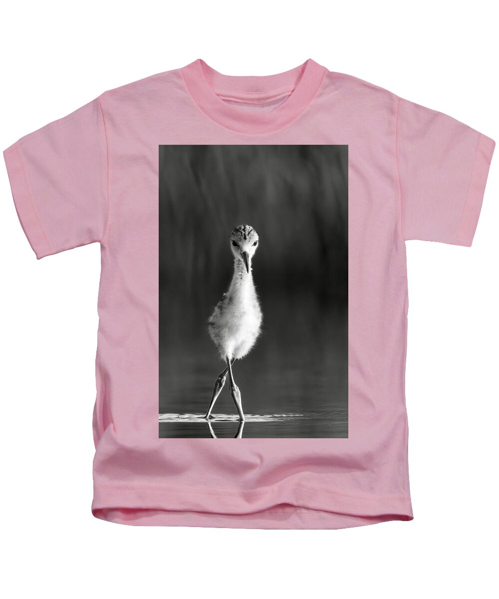 Curious Young Bird Standing in Water - Kids T-Shirt