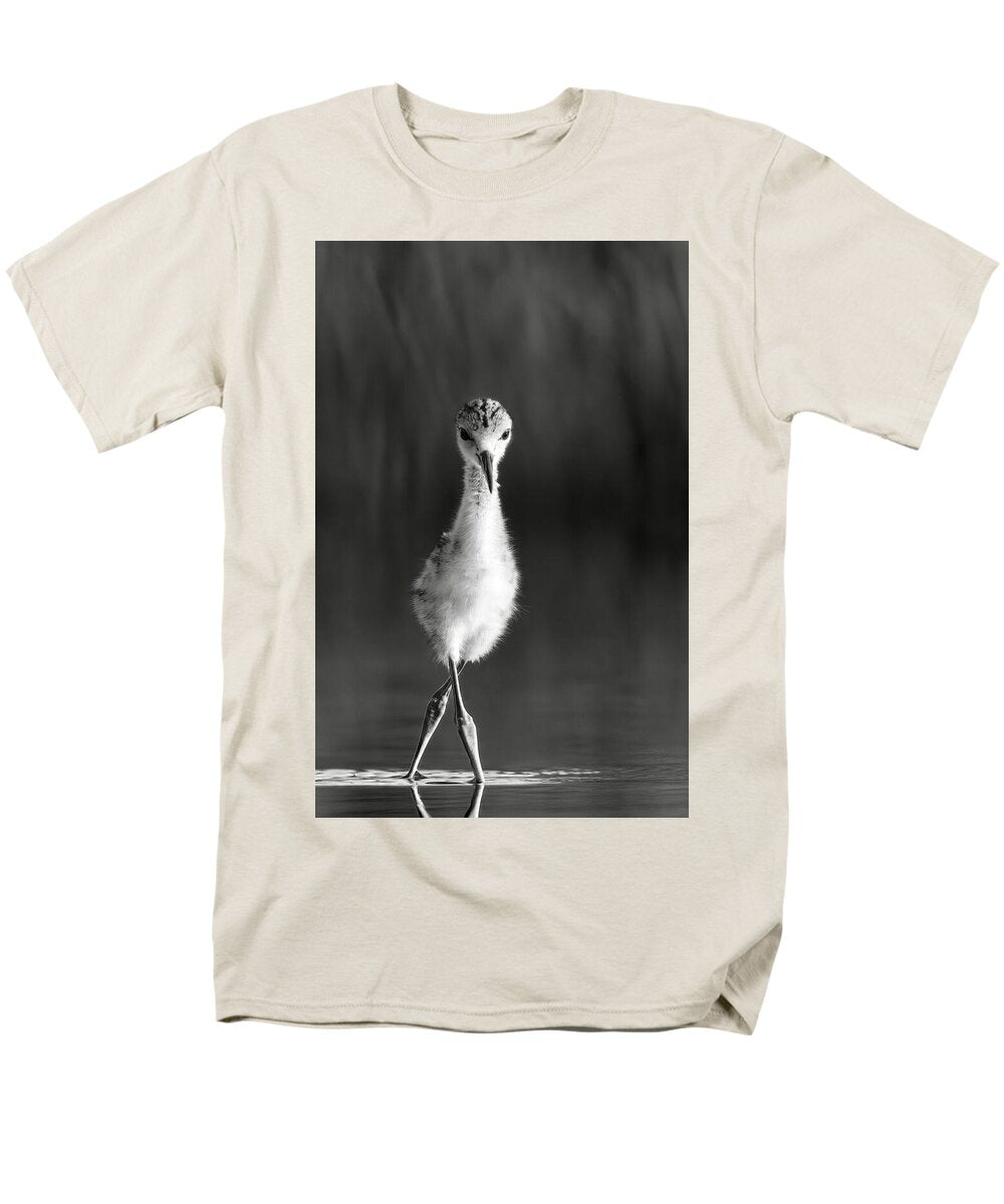 Curious Young Bird Standing in Water - Men's T-Shirt  (Regular Fit)