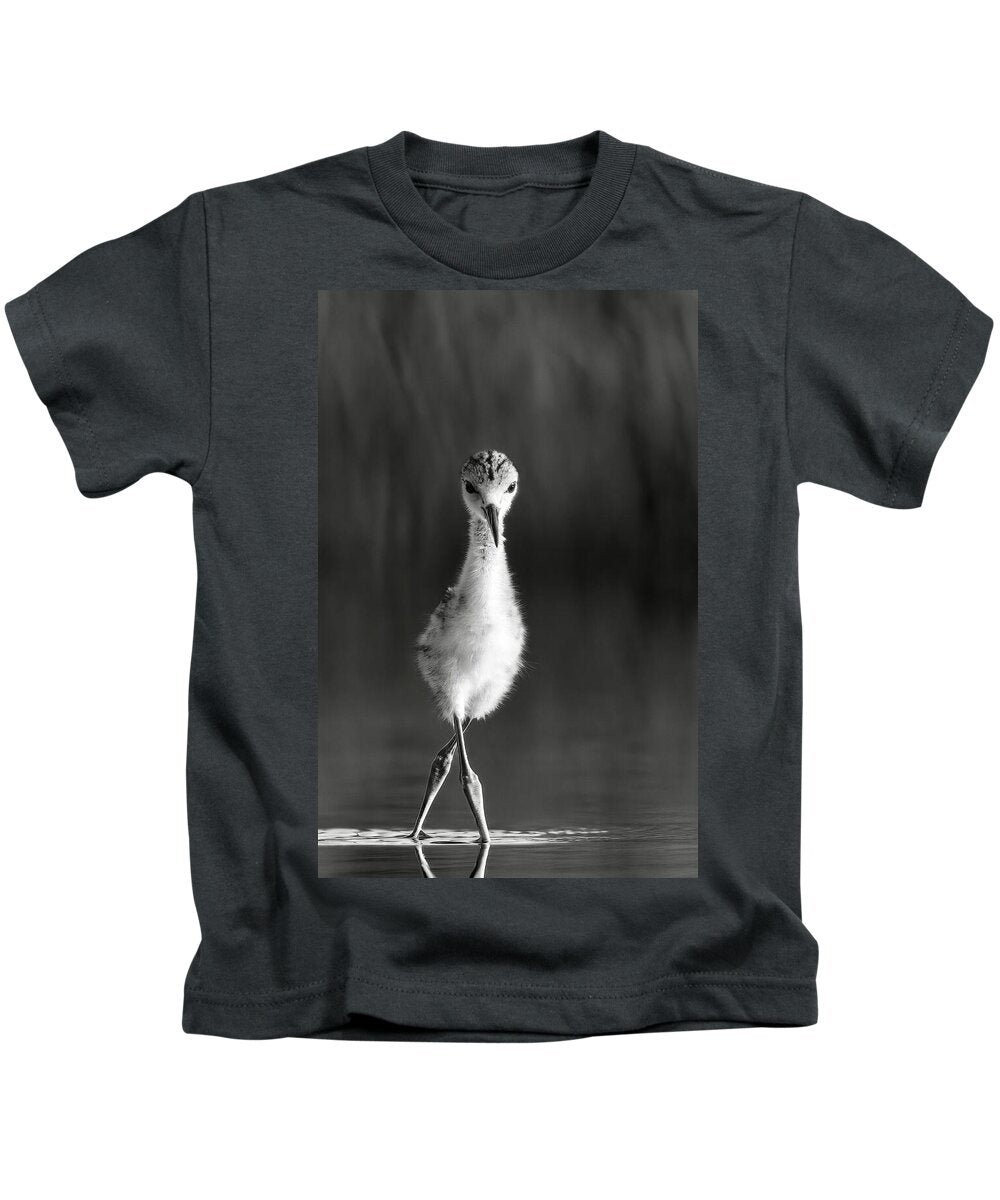 Curious Young Bird Standing in Water - Kids T-Shirt