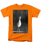 Curious Young Bird Standing in Water - Men's T-Shirt  (Regular Fit)