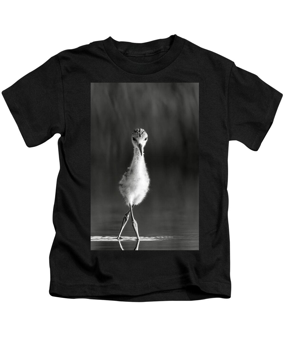 Curious Young Bird Standing in Water - Kids T-Shirt