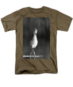 Curious Young Bird Standing in Water - Men's T-Shirt  (Regular Fit)