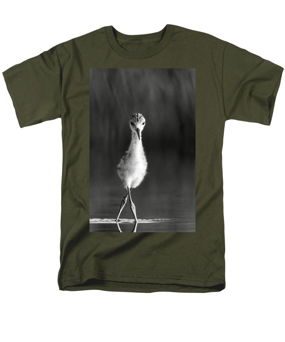 Curious Young Bird Standing in Water - Men's T-Shirt  (Regular Fit)