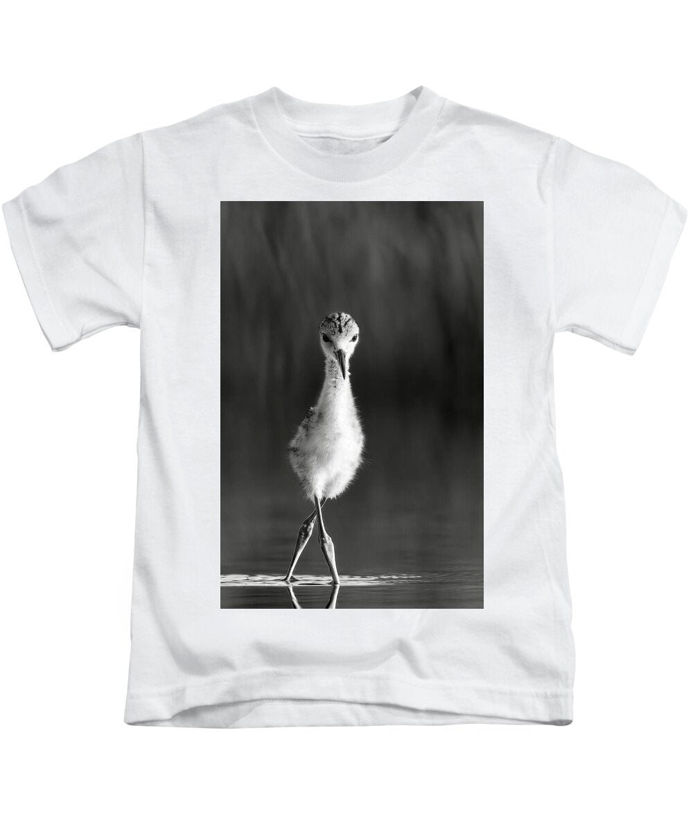 Curious Young Bird Standing in Water - Kids T-Shirt