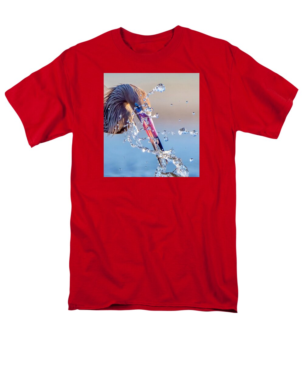 Heron Catching Its Prey in Motion - Men's T-Shirt  (Regular Fit)