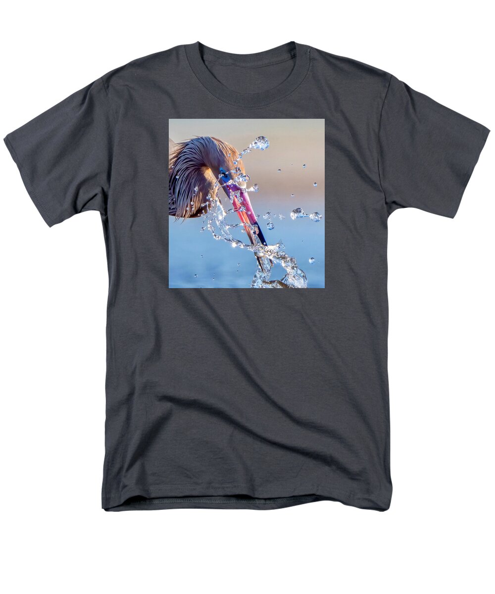 Heron Catching Its Prey in Motion - Men's T-Shirt  (Regular Fit)