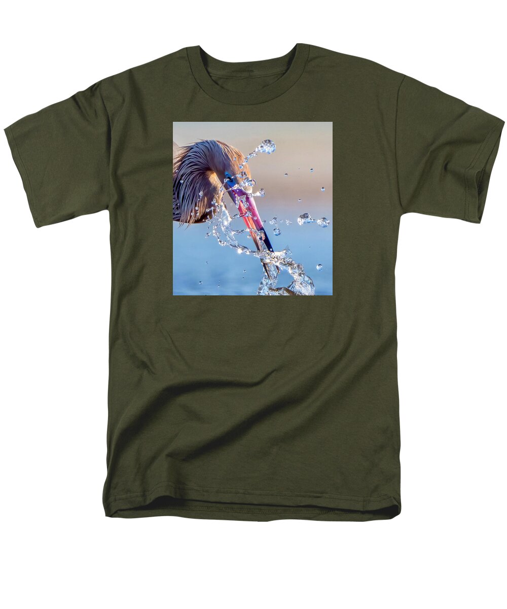 Heron Catching Its Prey in Motion - Men's T-Shirt  (Regular Fit)