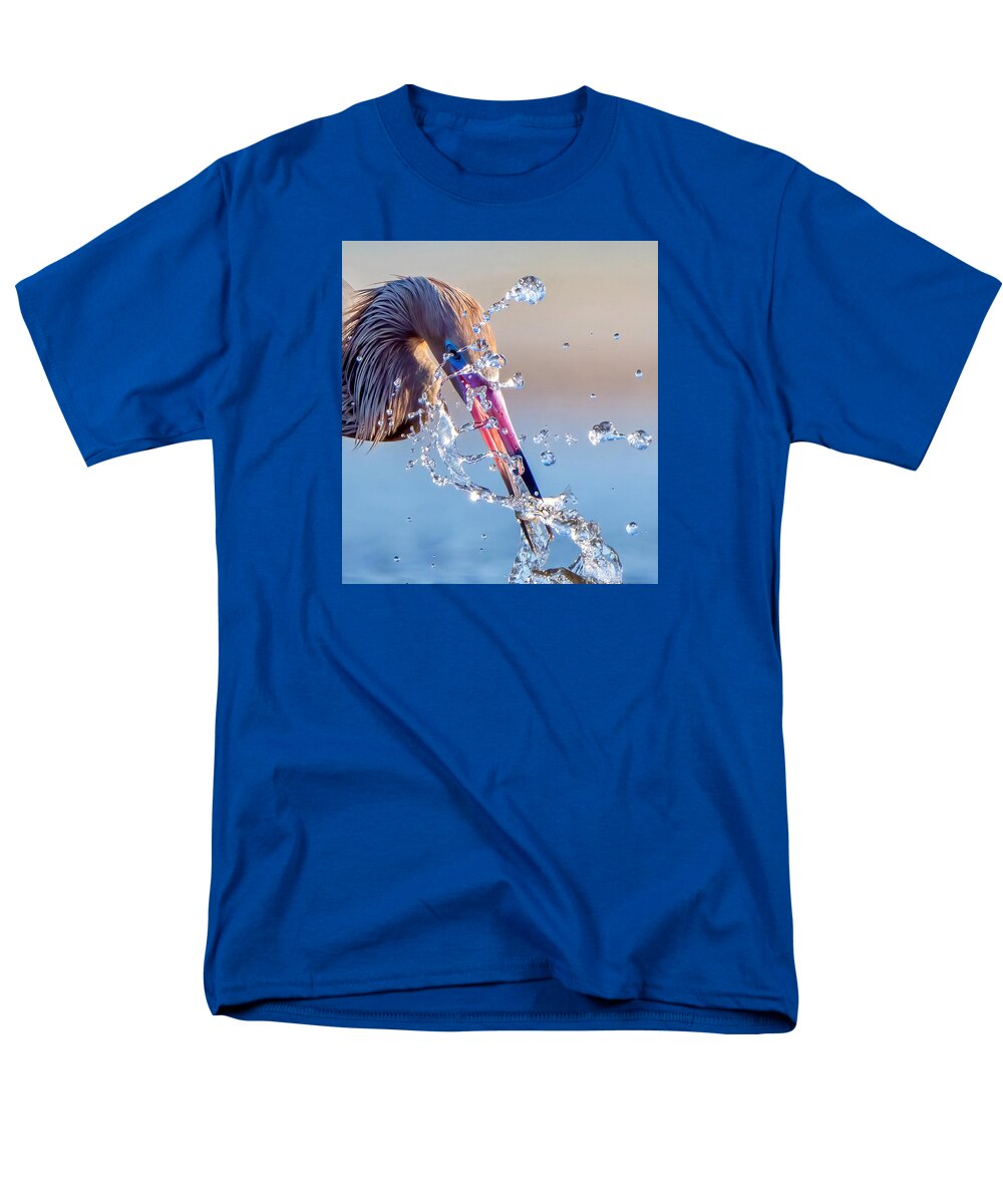 Heron Catching Its Prey in Motion - Men's T-Shirt  (Regular Fit)